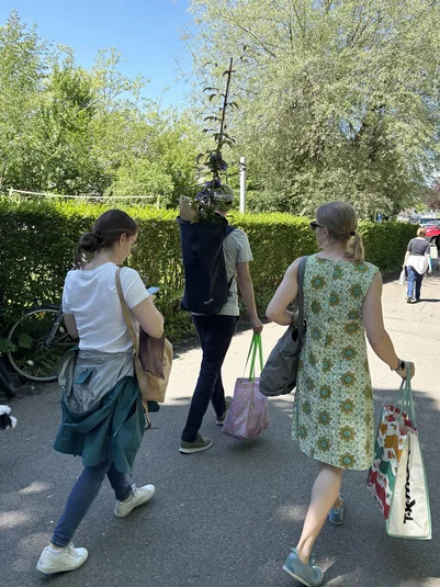 Pflanzeneinkäufe in Taschen, Rucksäcken und manchmal sogar auf Rollwägen