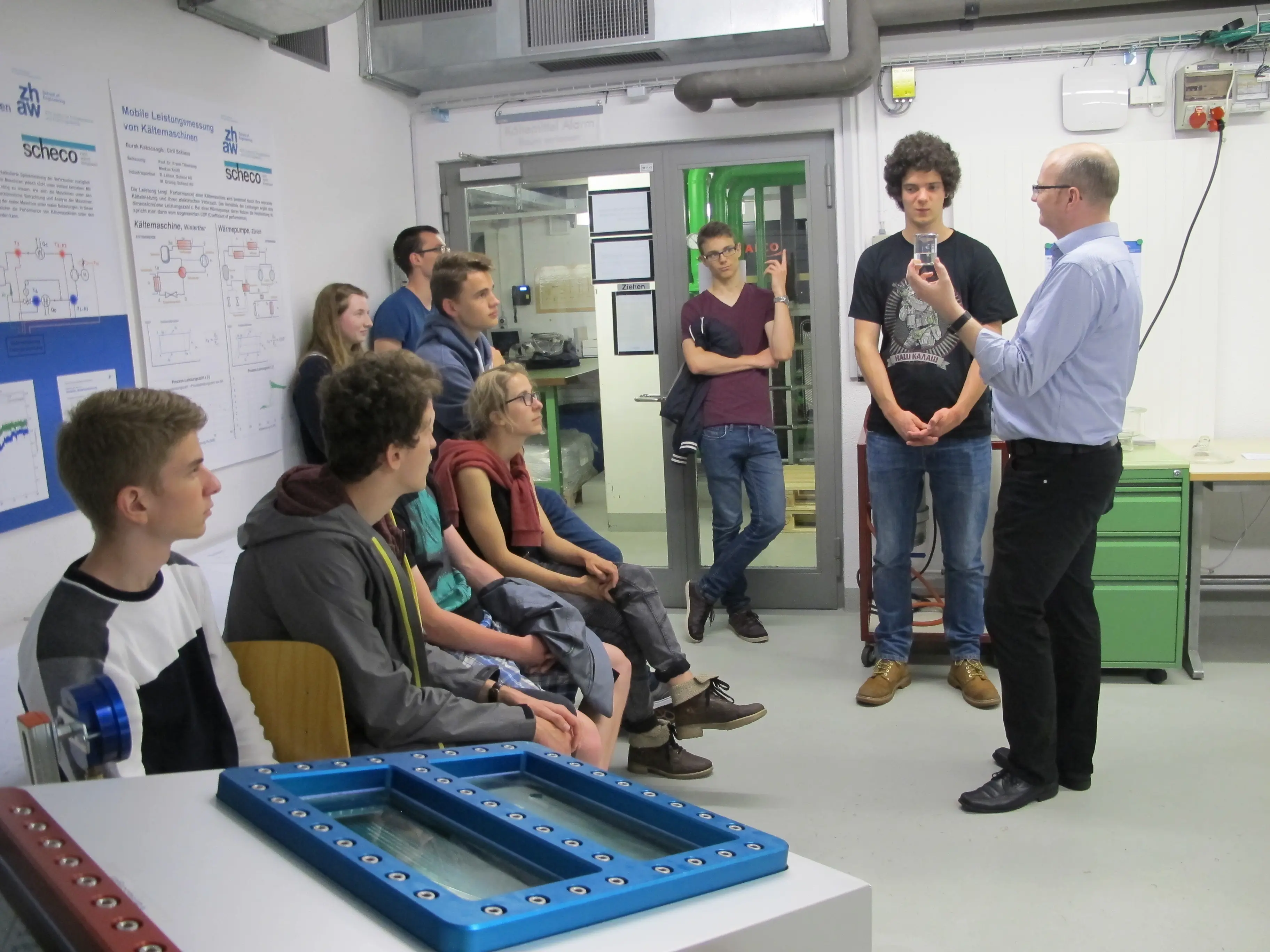 Die Schüler der Kantonsschule im Lee wurden von Institutsleiter Frank Tillenkamp durch die Labore geführt.  