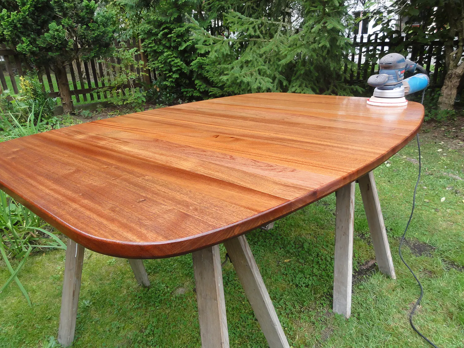 Wie vom Designer: Die Tischplatte hat Michael Wick komplett aus Resthölzern gefertigt.