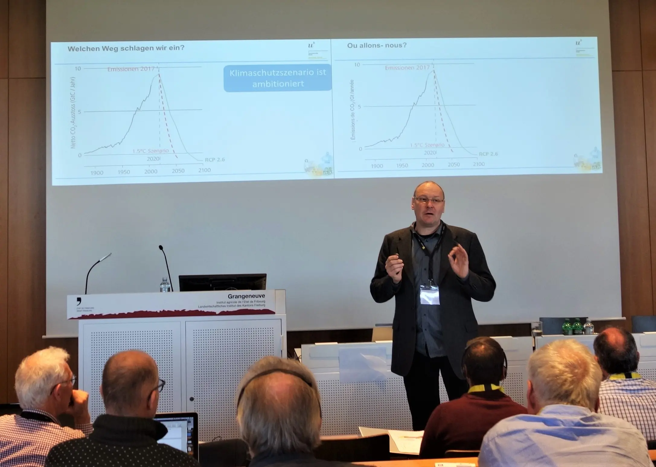 Prof. Dr. Raible stellt verschiedene Klimaschutz-Szenarien vor.