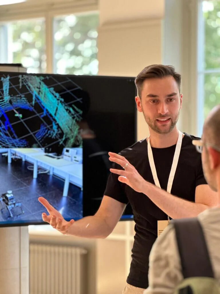 Pascal Sager bei der Präsentation des CAI-Roboterhund an der Scientifica, der grössten öffentlich Wissenschaftsmesse im Kanton Zürich.