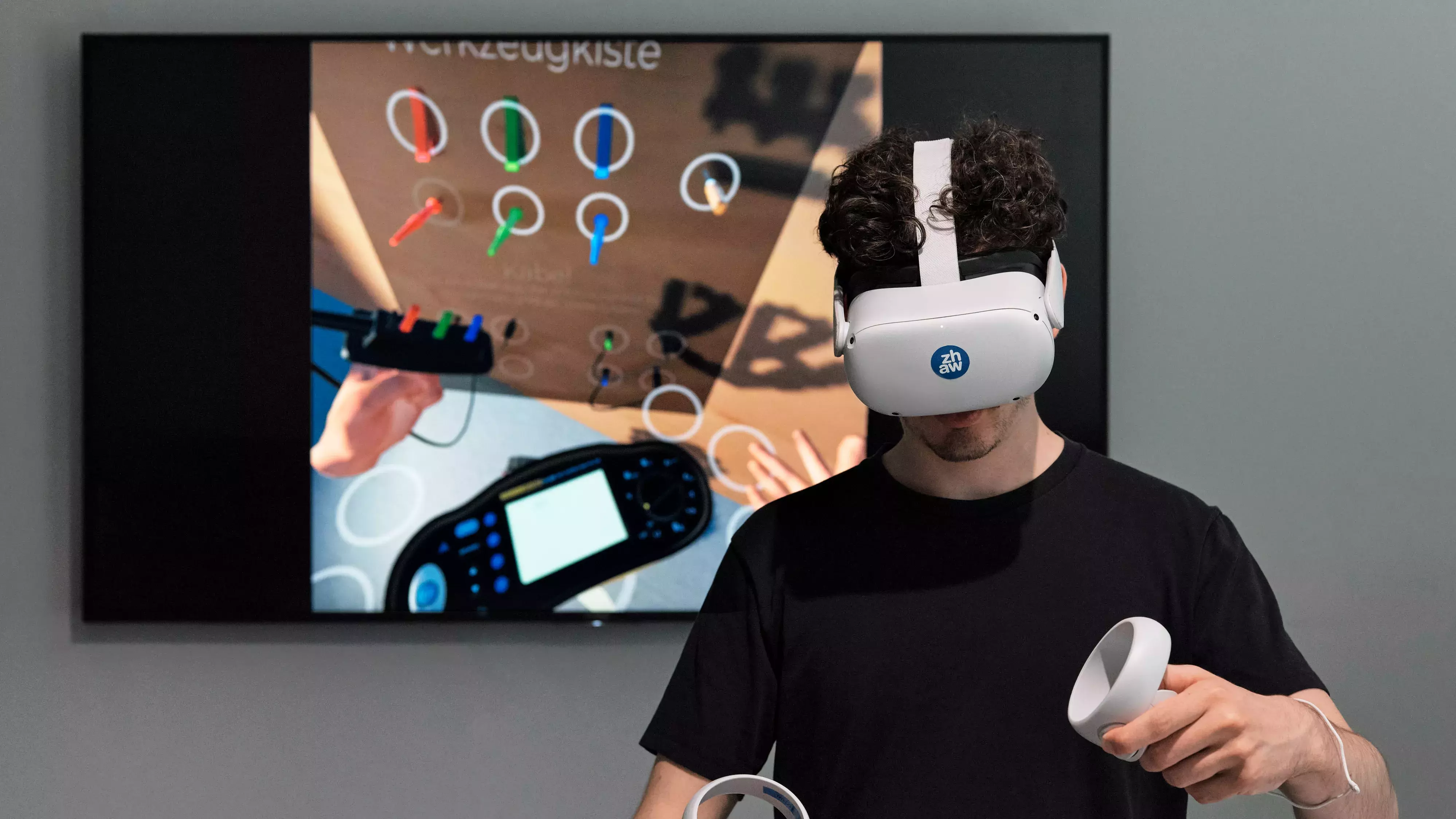 Auszubildender mit einer Virtual Reality Brille