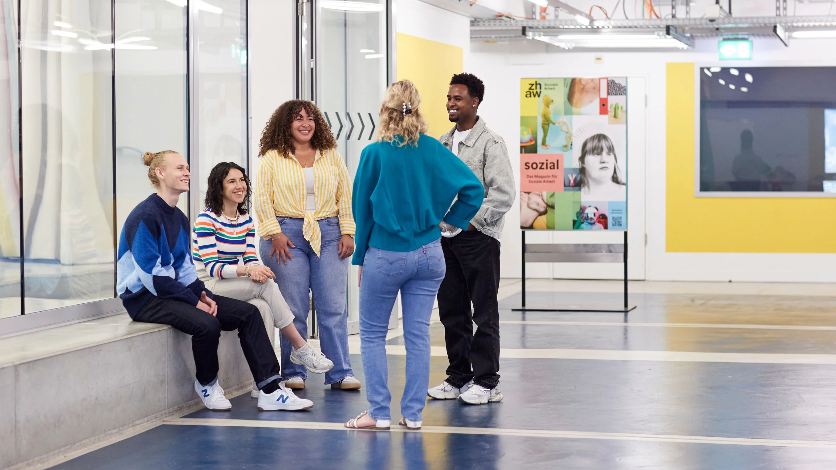 Studierende tauschen sich im Toni-Areal der ZHAW Soziale Arbeit aus.