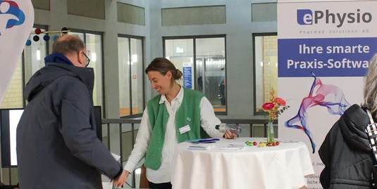 Bild vergrössern: zwei Personen am Stand von ePhysio