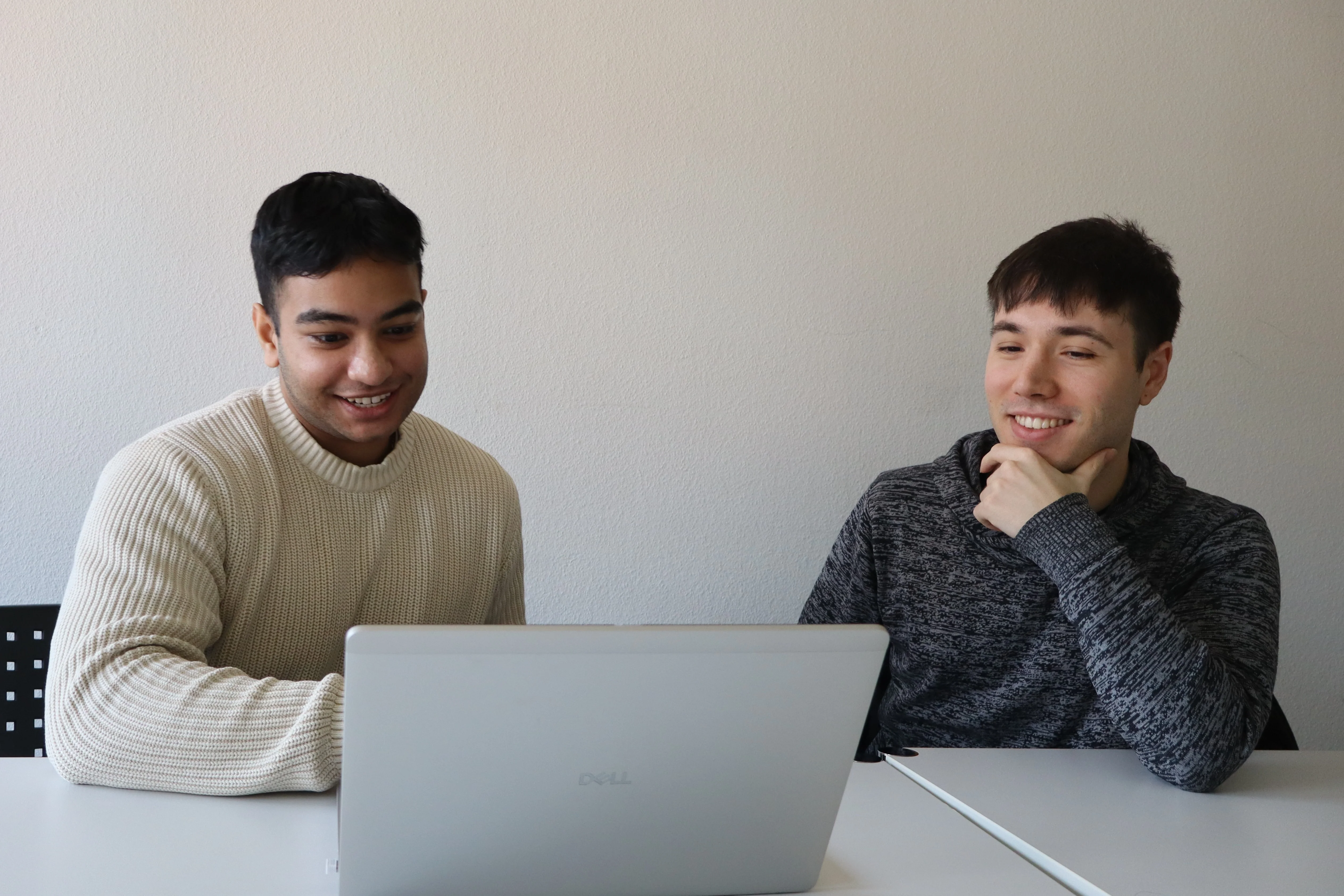 Zobaer Ahmed (links) und Alex Fustagueras (rechts) arbeiten an Spelly.