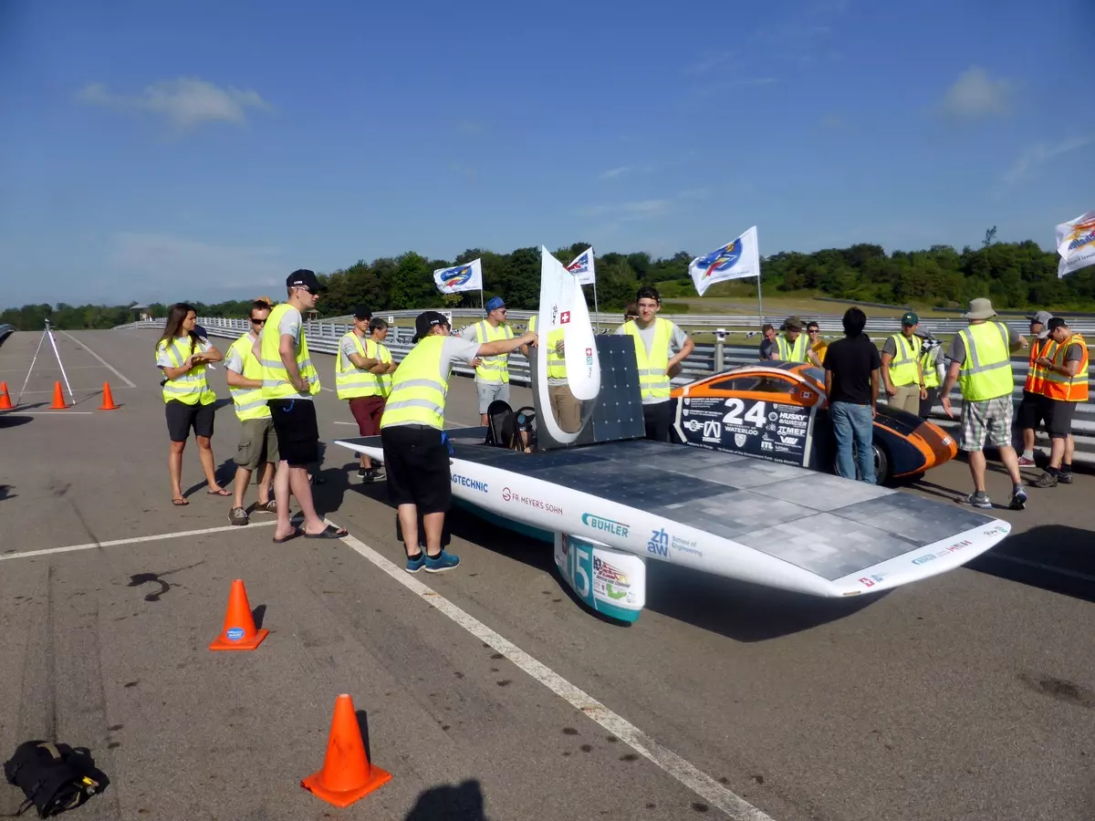 In der Boxengasse wird das Solarfahrzeug für das Rennen vorbereitet.
