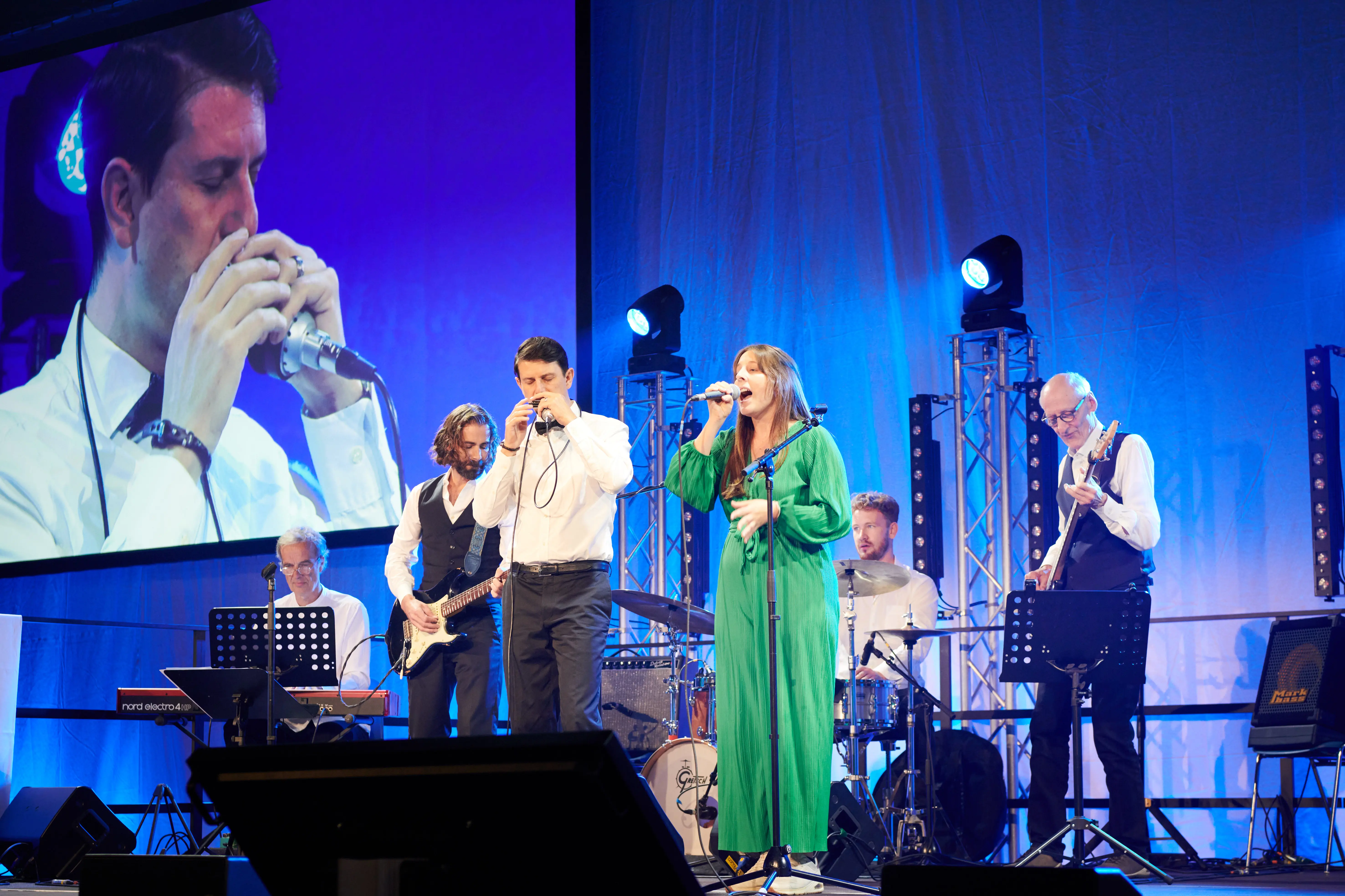 Die Health Art Connection-Band bringt Schwung in die Feier