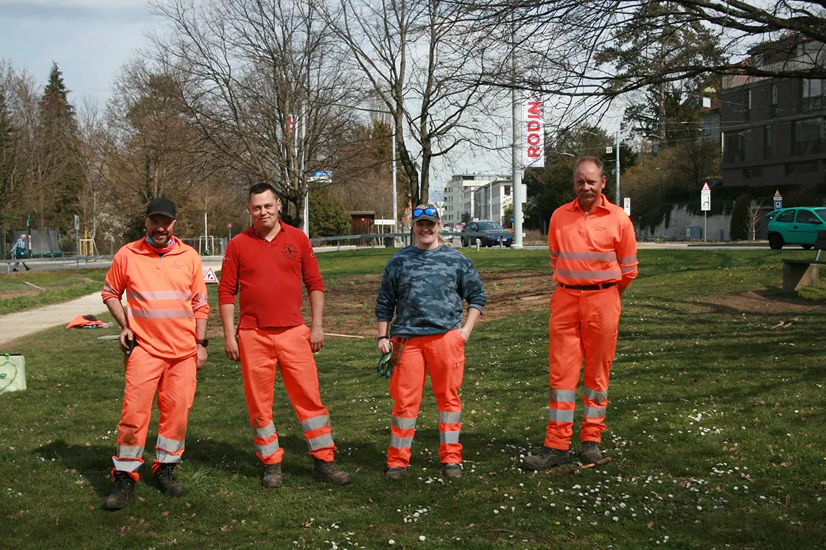 Geschafft, das motivierte Gärtnerinnenteam vor der bepflanzten Fläche, Bild: Doris Tausendpfund