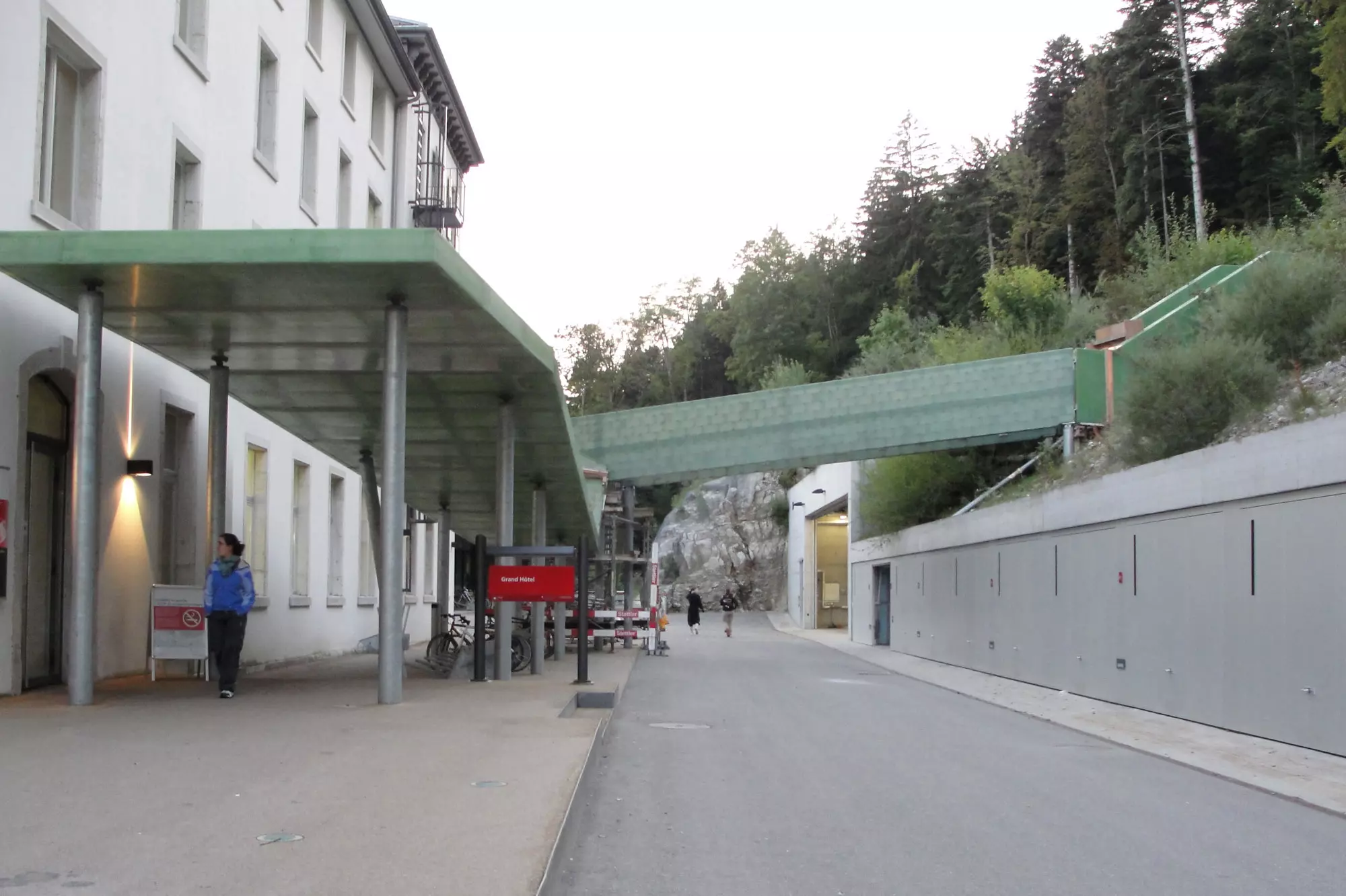 Passerelle Magglingen (PSM-Modul) In den Seitenwänden der Fussgängerbrücke trägt das PSM-Modul als Scheibe. Der Fussweg aus Gitterrostelementen ist dazwischen eingehängt.