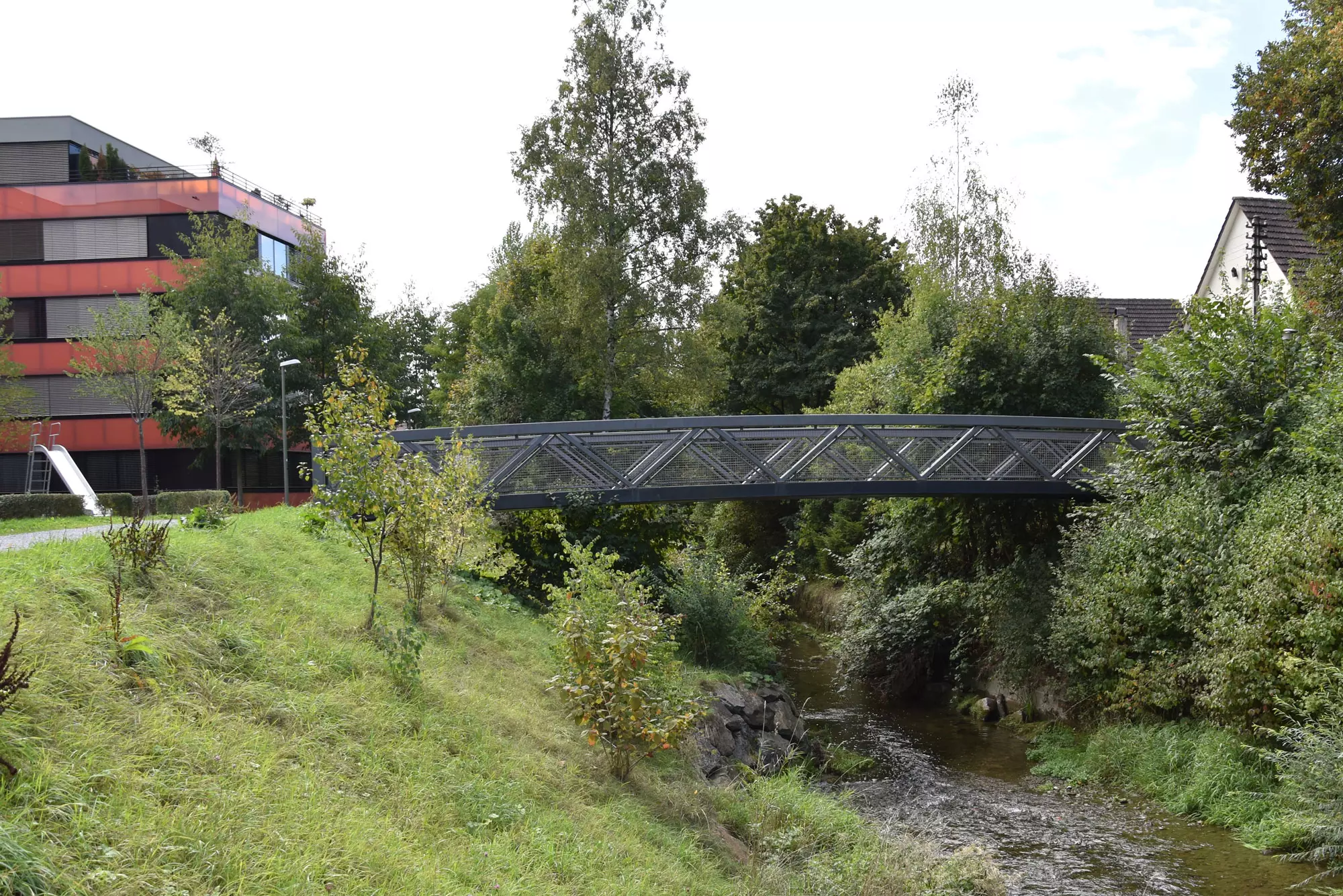 Schecobrücke Winterthur (PSM-Modul) Das PSM-Modul wird nicht nur als Fahrbahnplatte eingesetzt - es ist im Verbund mit den Stahlgeländern das Tragwerk der Brücke.