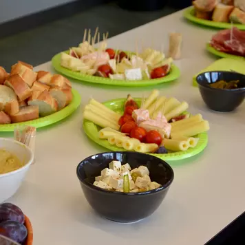 Apéro. Nahaufnahme vom Apéro-Tisch mit diversen Snacks.