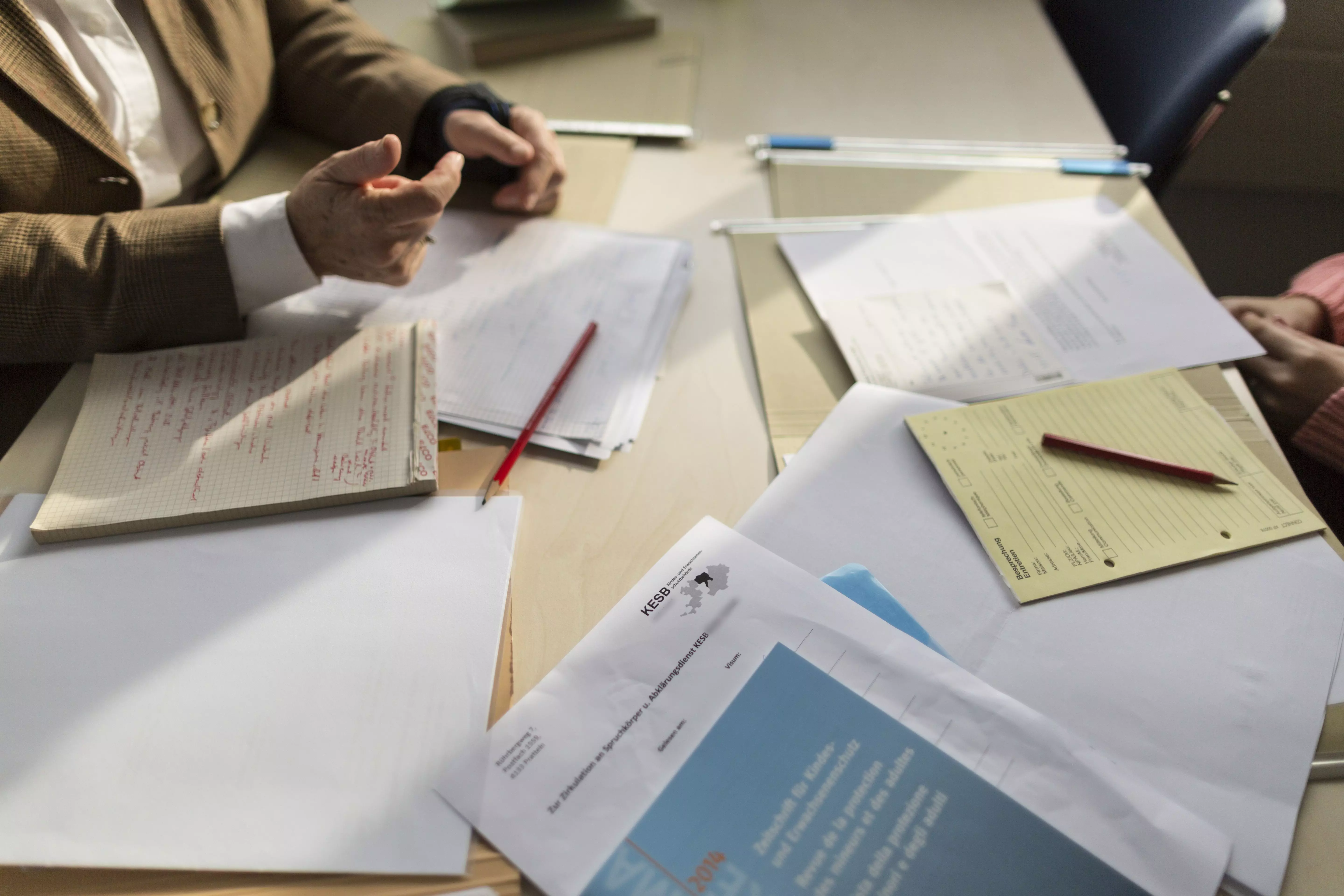 SCHWEIZ BEHOERDE KESB KREIS LIESTAL SCHWEIZ KESB, BEHOERDE, UNTERSTUETZUNG, BUERO, SITZUNG, BEAMTER, BEAMTIN, DOSSIER, AKTE,