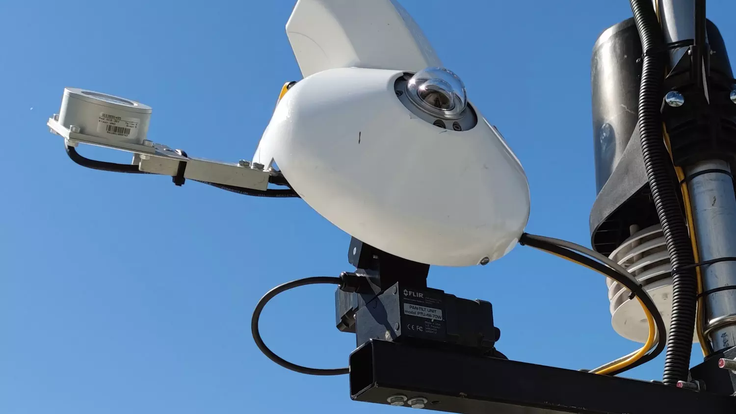 Zweiachsiger Einstrahlungstracker, der im Rahmen einer Bachelorarbeit im Jahr 2020 gebaut und programmiert wurde. Der Tracker kann innert kurzen Zeitabständen verschiedene Neigungswinkel und Ausrichtungen anfahren und die Einstrahlung messen. Dadurch verkleinert sich der Material- und Installationsaufwand für Messungen in verschiedenen Richtungen und Neigungen enorm.