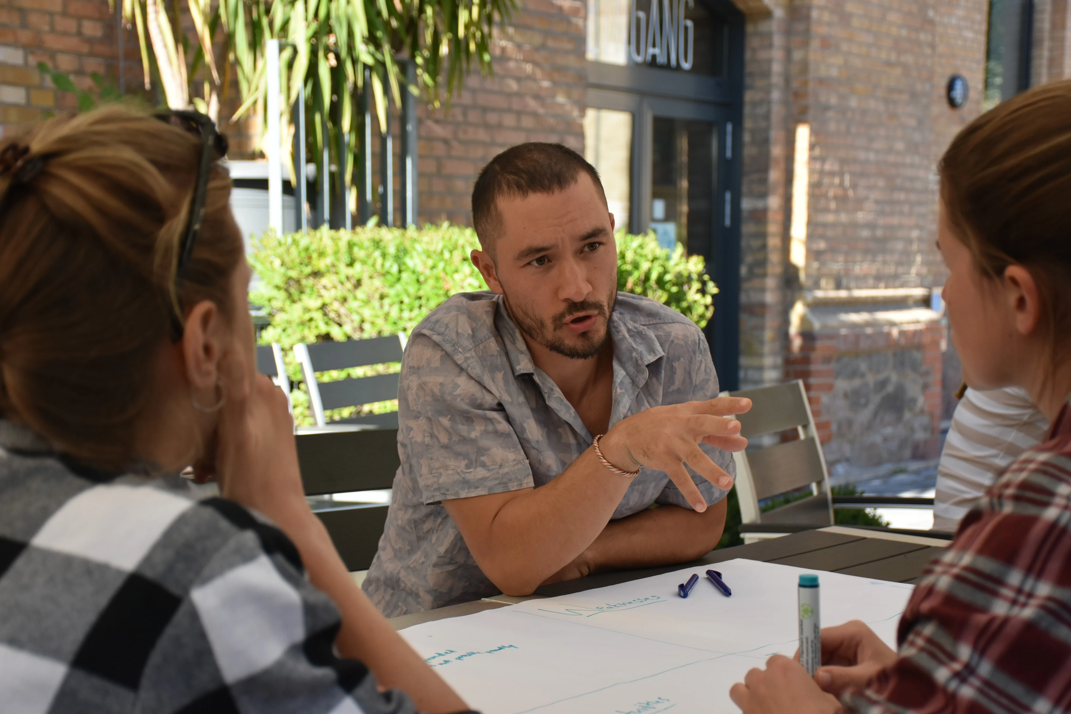 Students sitting around a tabel and discussing during group work.