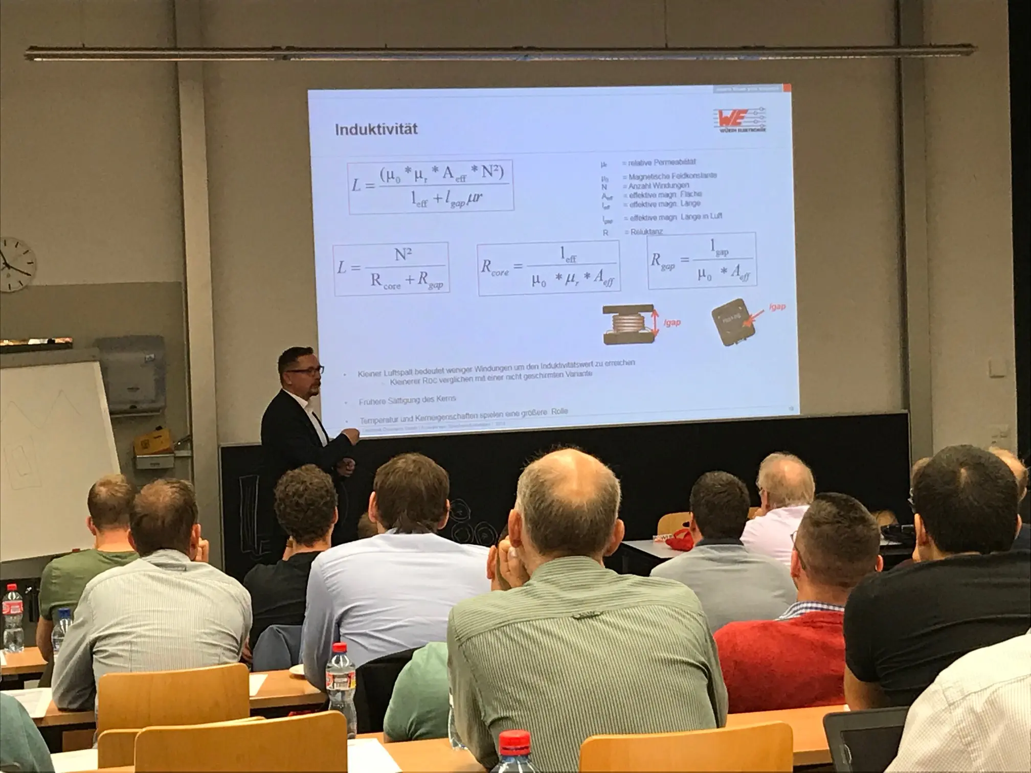 Das Bild zeigt einen Ausschnitt eines Vortrags des Power Design Seminars, wobei die Teilnehmenden in einer Seminarlektion sitzen.