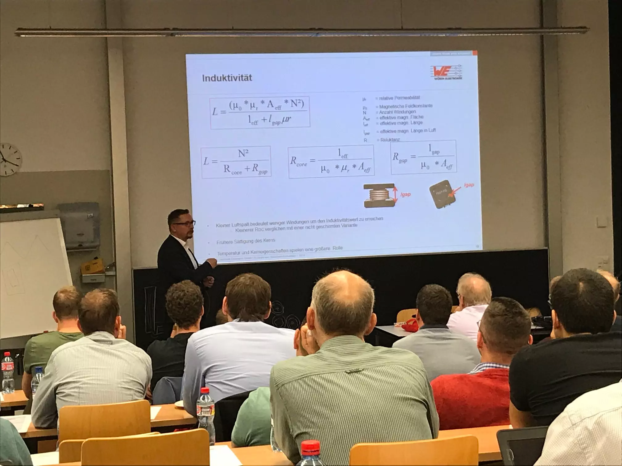 Das Bild zeigt einen Ausschnitt eines Vortrags des Power Design Seminars, wobei die Teilnehmenden in einer Seminarlektion sitzen. 