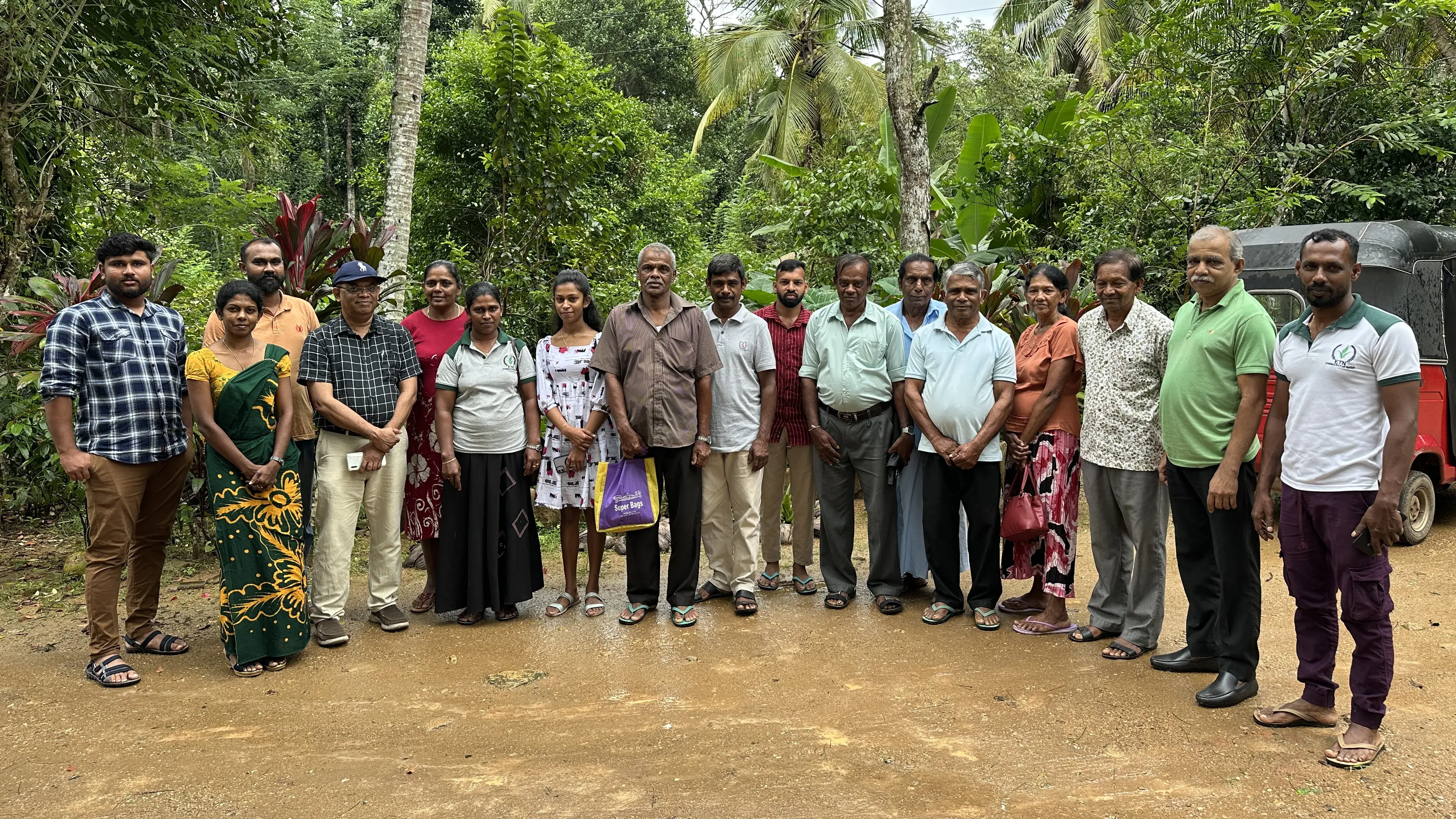 Eine Gruppe Teebauern und -bäuerinnen in Sri Lanka.