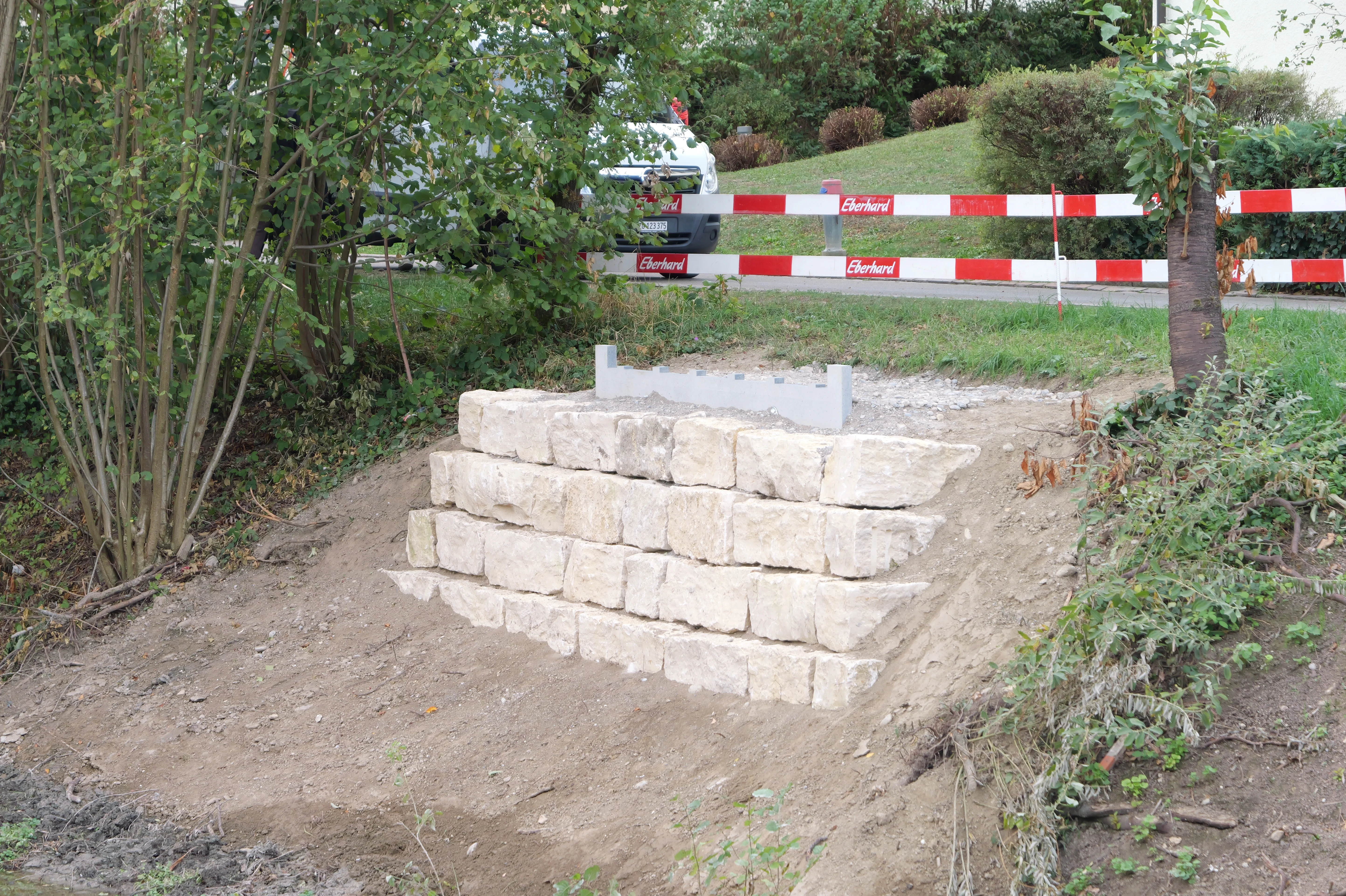 Auflager B, verschieblich in Längsrichtung und Halterungen in Querrichtung