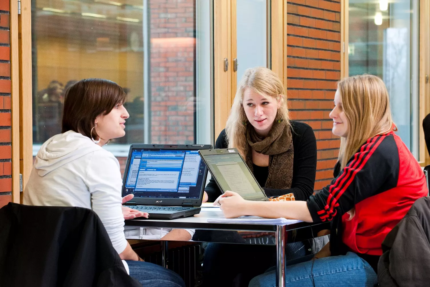 Students working on a project together: constructive teamwork is as important in our degree programmes as it is in professional life.