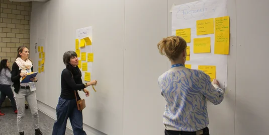 Bild vergrössern: drei Teilnehmerinnen an einem Postit-Workshop