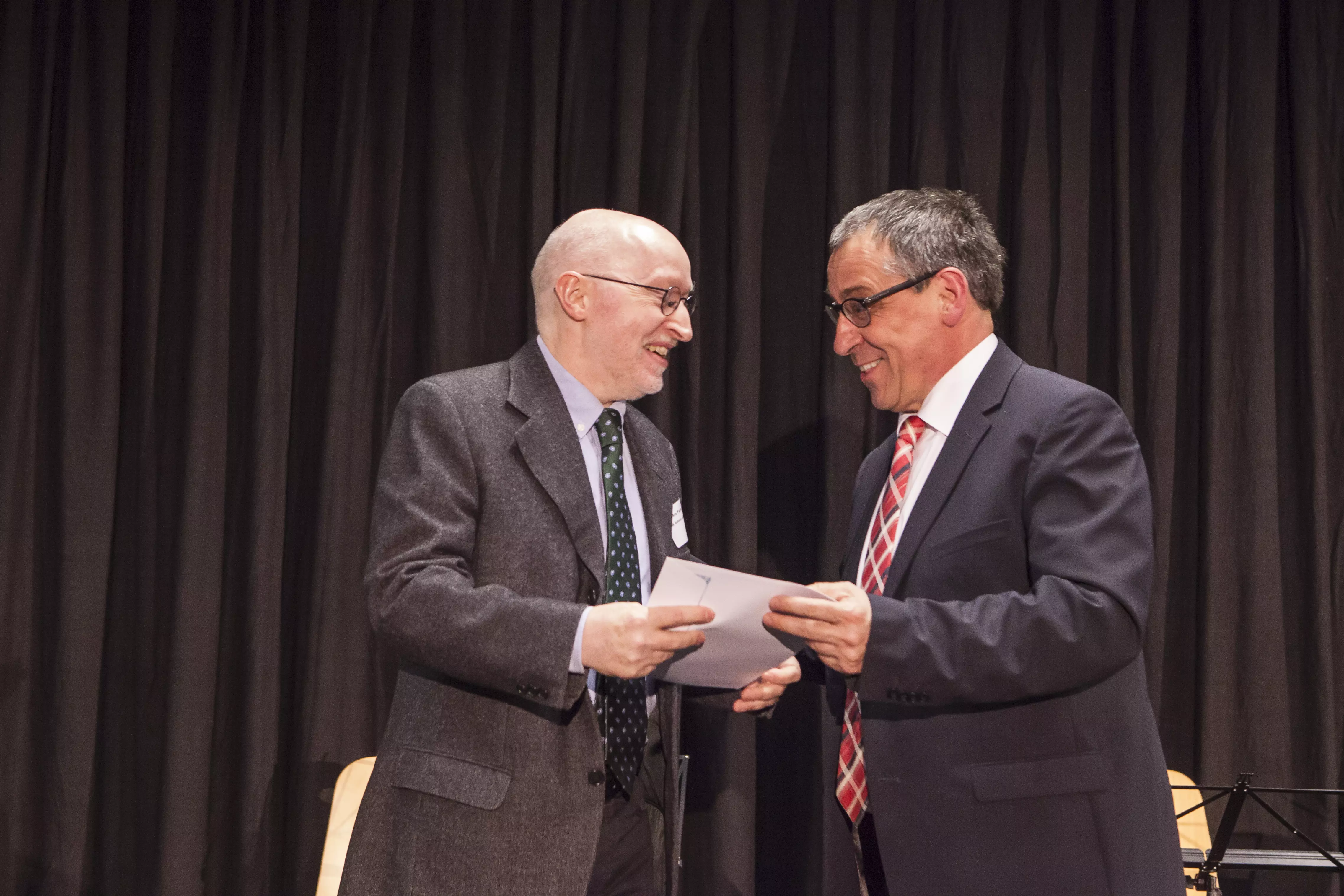 Jean-Marc Piveteau überreicht den CS-Lehrpreis 2017 an Physikdozent Hans Fuchs.