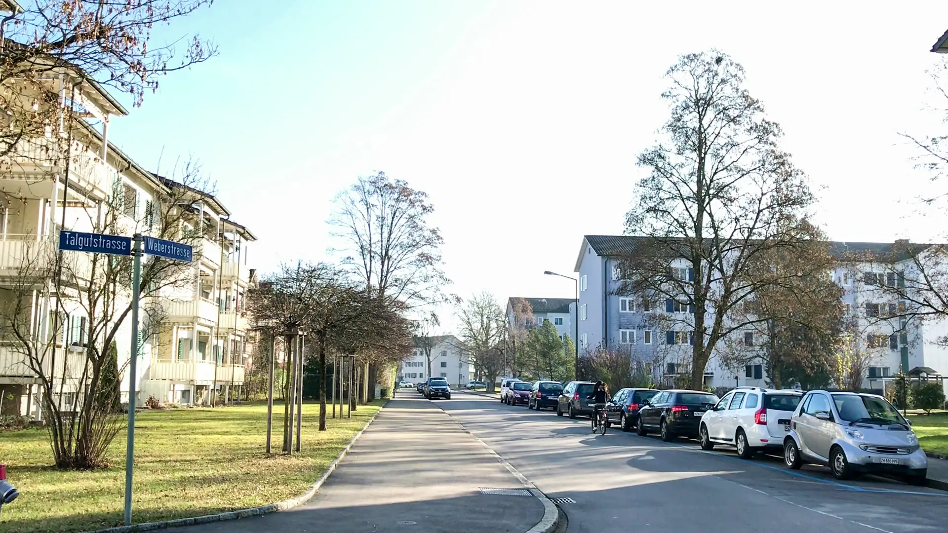 Strasse im Talgut-Quartier mit parkierten Autos