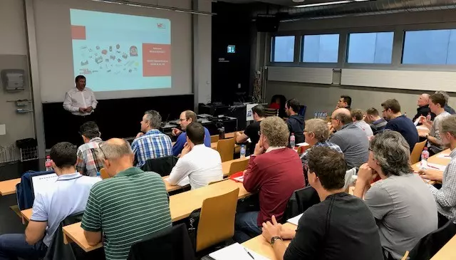 Das Foto zeigt eine Präsentation am Power Design Seminar. Die Teilnehmenden sitzen im Vorlesungssaal und hören dem Referenten zu.