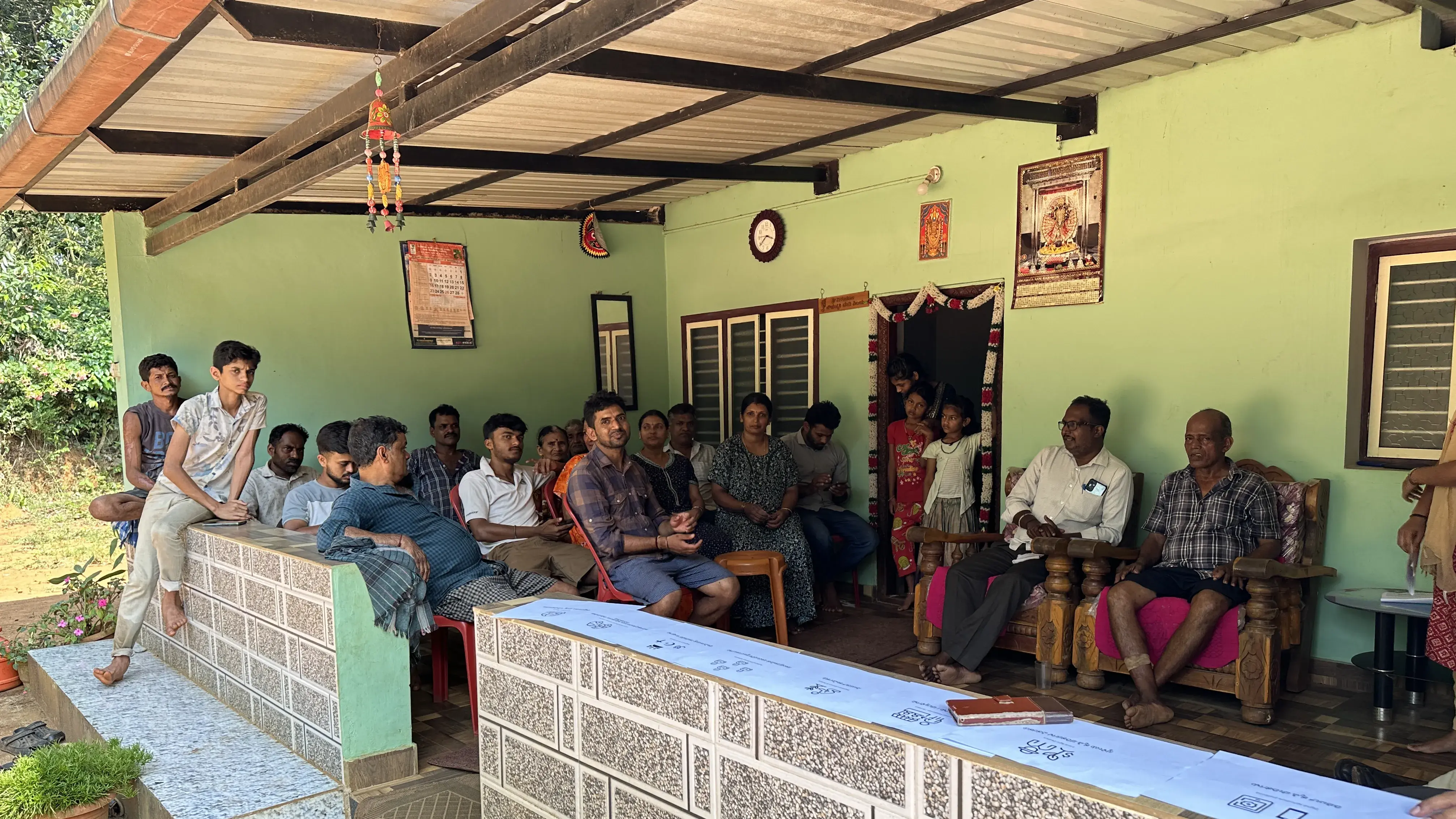 Kaffebauern und - bäuerinnen auf einer Terrasse während eines Workshops in Indien.