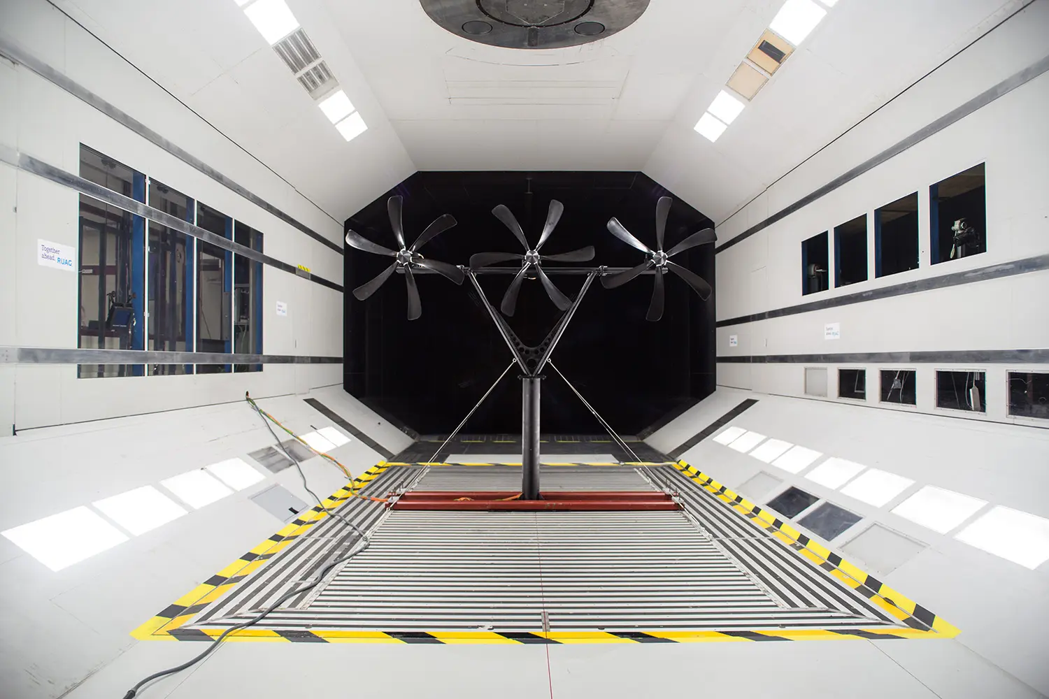 Die dreirotorige Windkraftanlage «Hans» hat eine installierte Leistung von 250 kW und der Rotordurchmesser beträgt 14 Meter.
