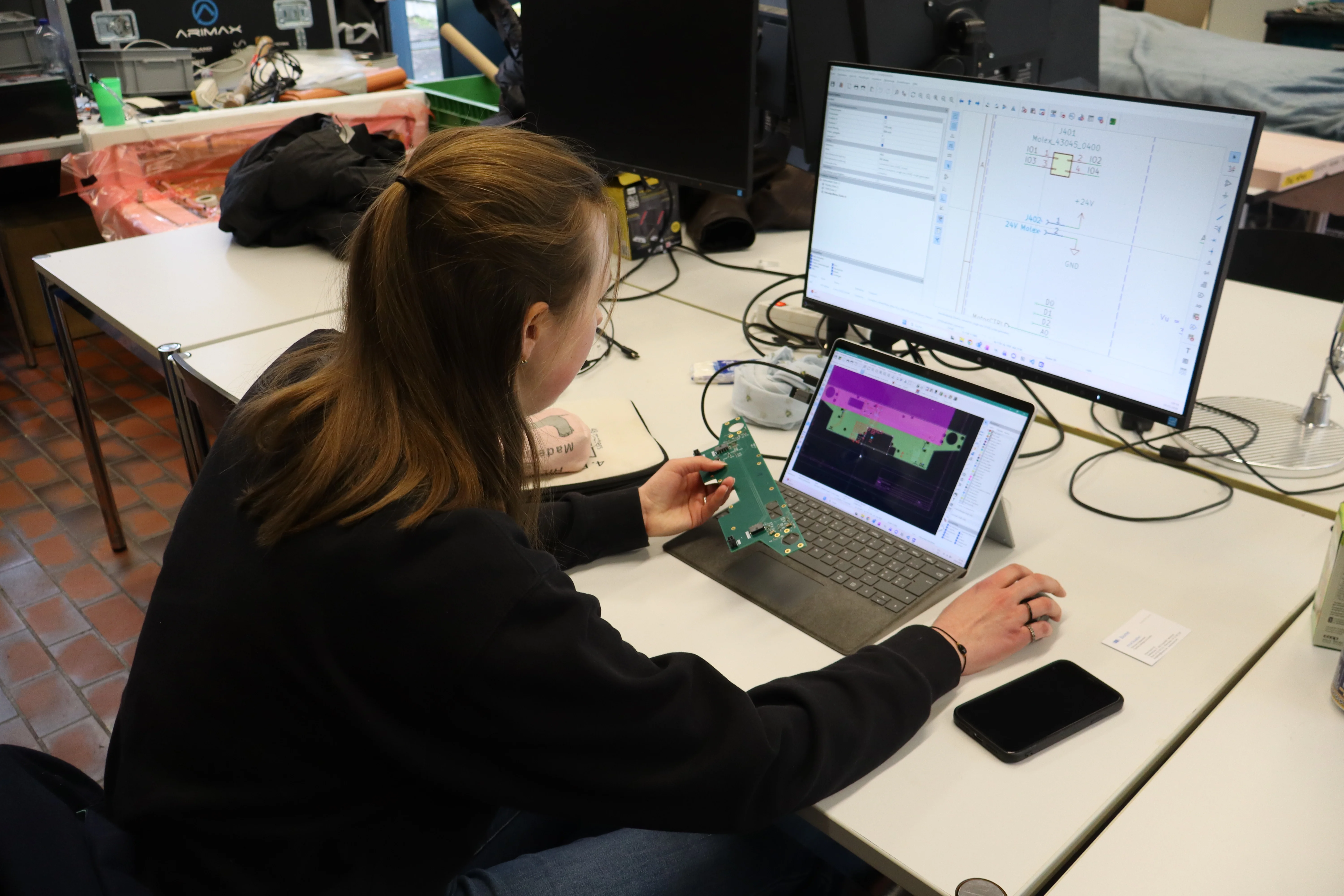 Timea Kriz überprüft die von ihr erstellte Platine fürs Rennauto am Computer.