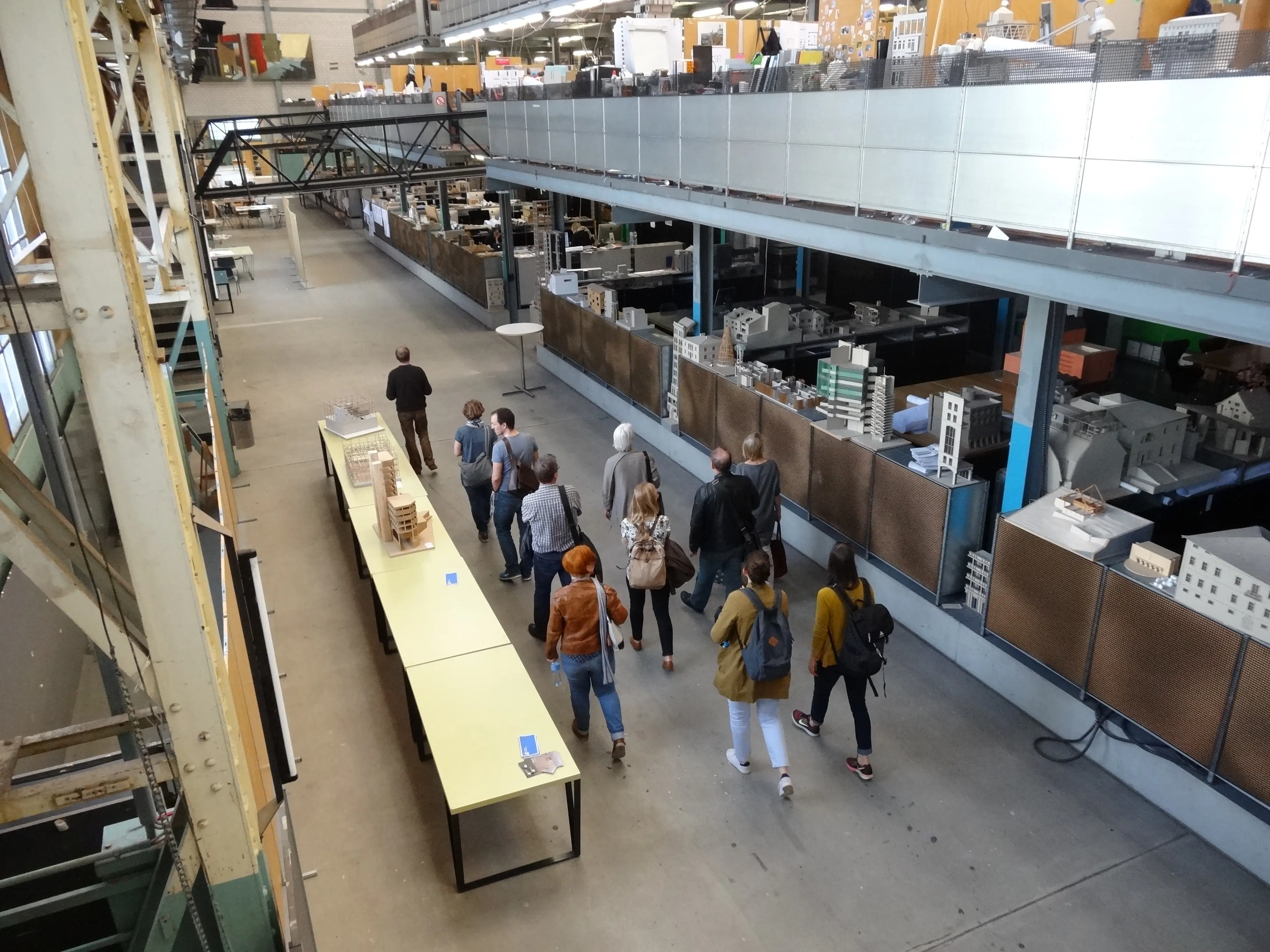 Eine kleine Gruppe Gymnasiallehrpersonen bei einer Führung in der Halle 180 des Departementes Architektur, Gestaltung und Bauingenieurwesen