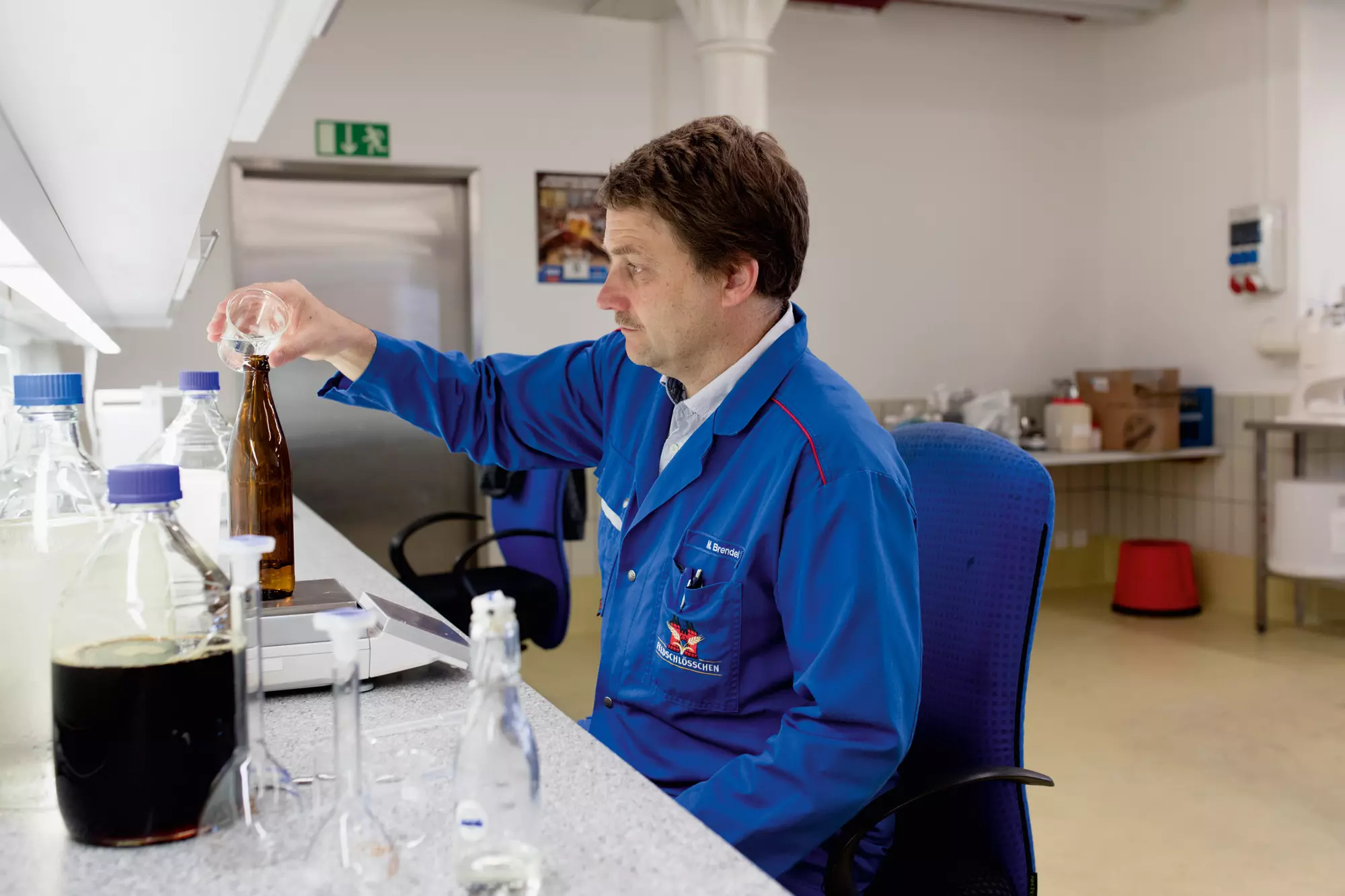 Markus Brendel im Labor beim Testen von Aromen