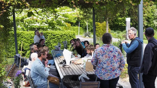 Die Masterclass "Gestalten mit Pflanzen" diskutiert unter der Solarpergola
