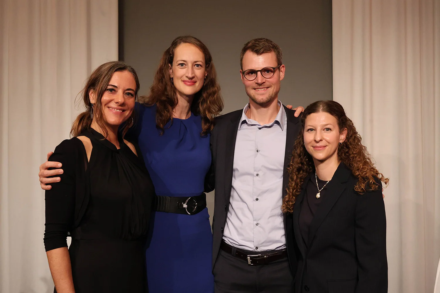 Foto von der Diplomfeier. Es zeigt Esther Lombardini, Sabine Östlund von Columni, Thomas Signer und Miriam Hetzel.