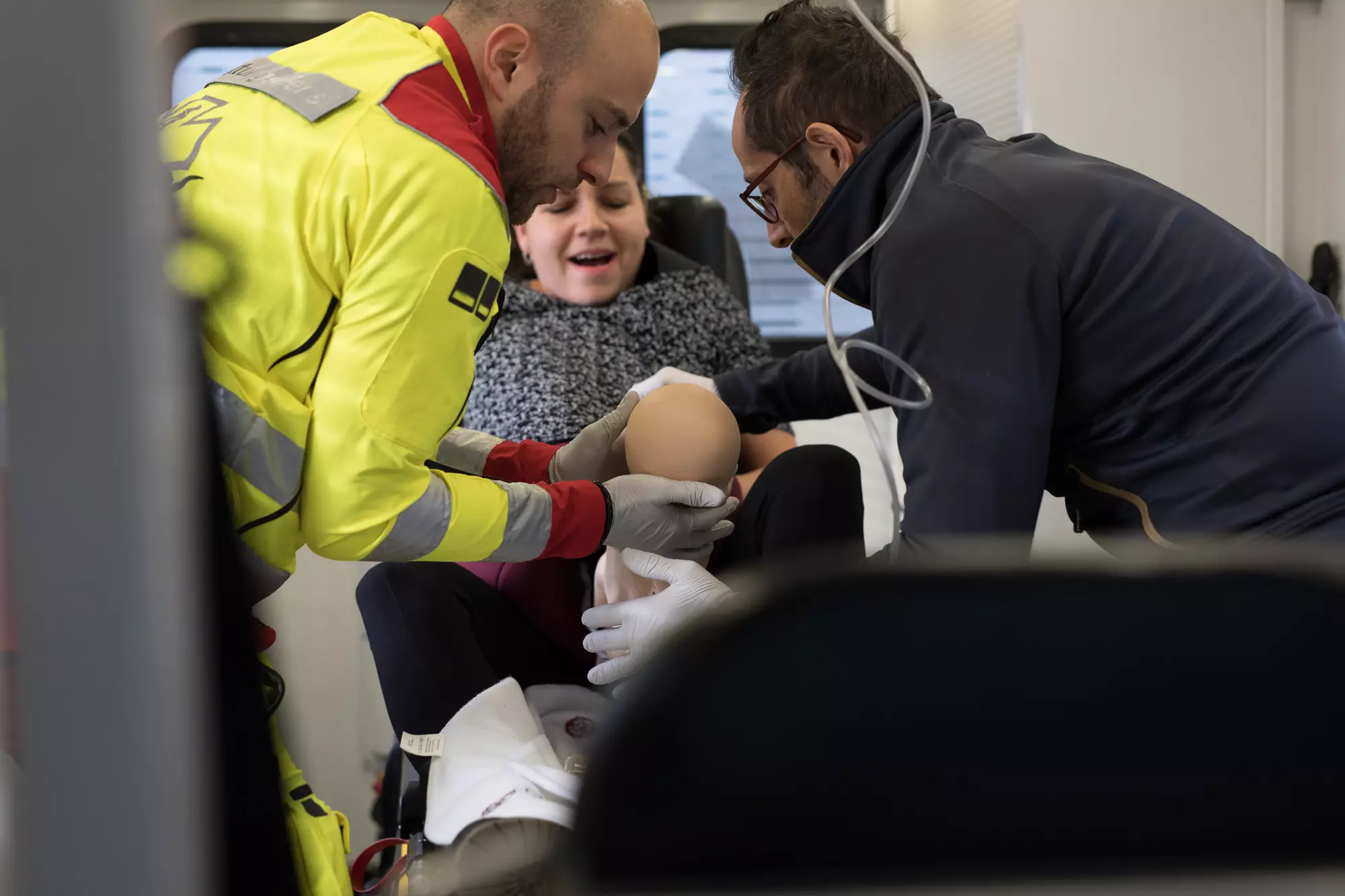 Eine Simulationsübung: Eine Frau gebärt im Rettungswagen.