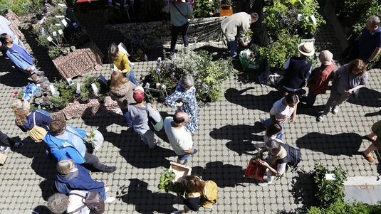 Blick von oben auf Besuchende und Marktstände