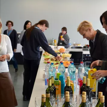 Apéro. Die Konferenzteilnehmenden bedienen sich am Apéro-Buffet.