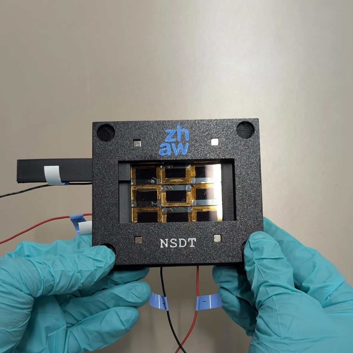 Labor-Minimodul zur Demonstration der Funktionsweise des Memsol unter zeitweiser Teilverschattung. Es besteht aus neun Solarzellen mit der Möglichkeit, die Solarzelle oben links über einen Schieber zu verschatten.