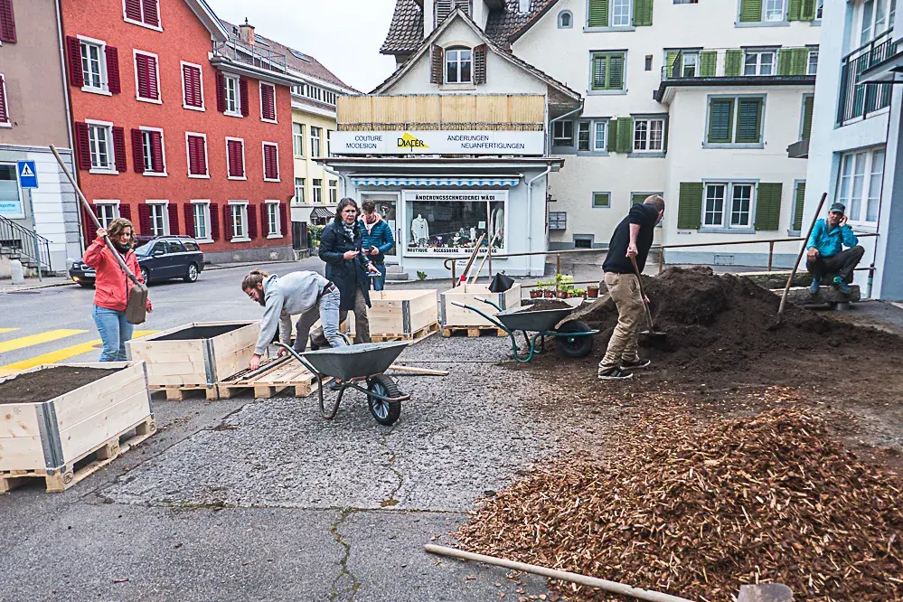 Tatkräftiges Mithelfen der Freiwilligen am Aktionstag. Foto: Inis Koslowski