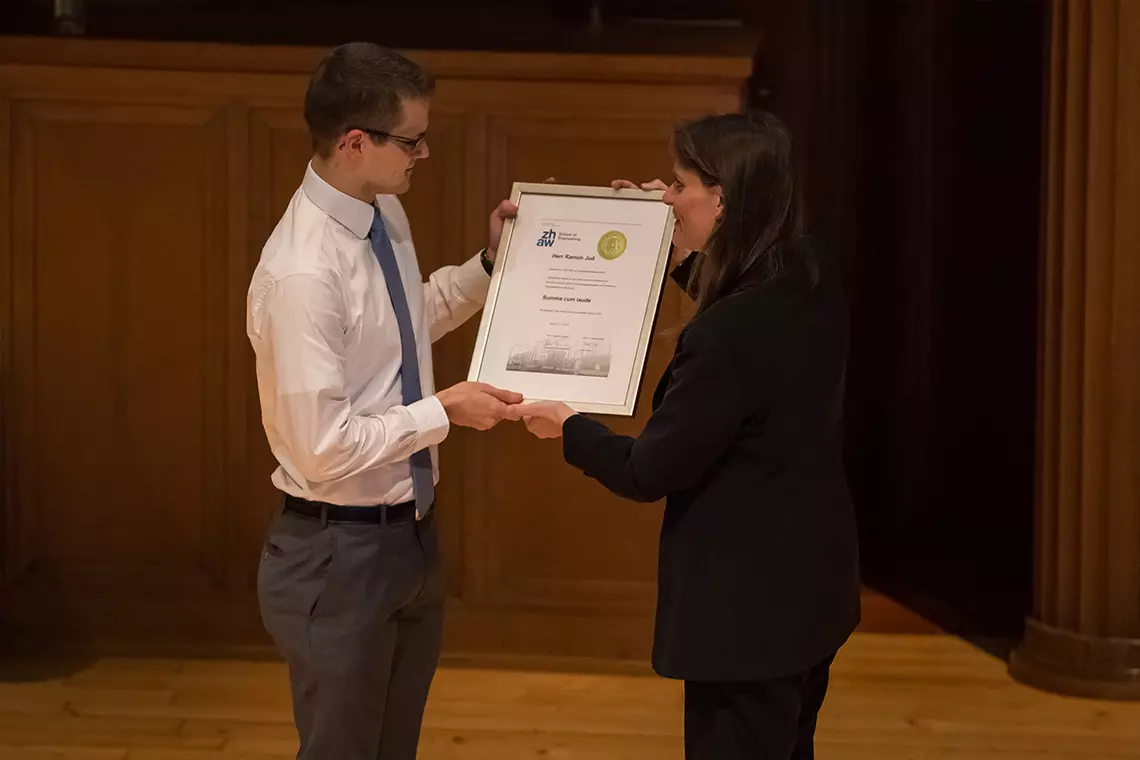 Martina Hirayama, Direktorin der ZHAW School of Engineering, überreicht dem Wirtschaftsingenieur Ramon Jud das Zertifikat für die beste Abschlussnote.