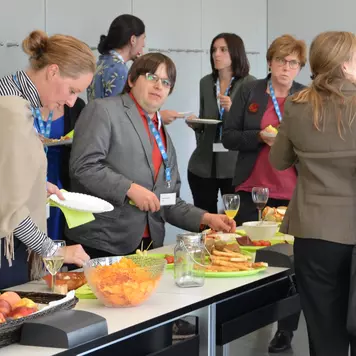 Apéro. Die Konferenzteilnehmenden bedienen sich am Apéro-Buffet.