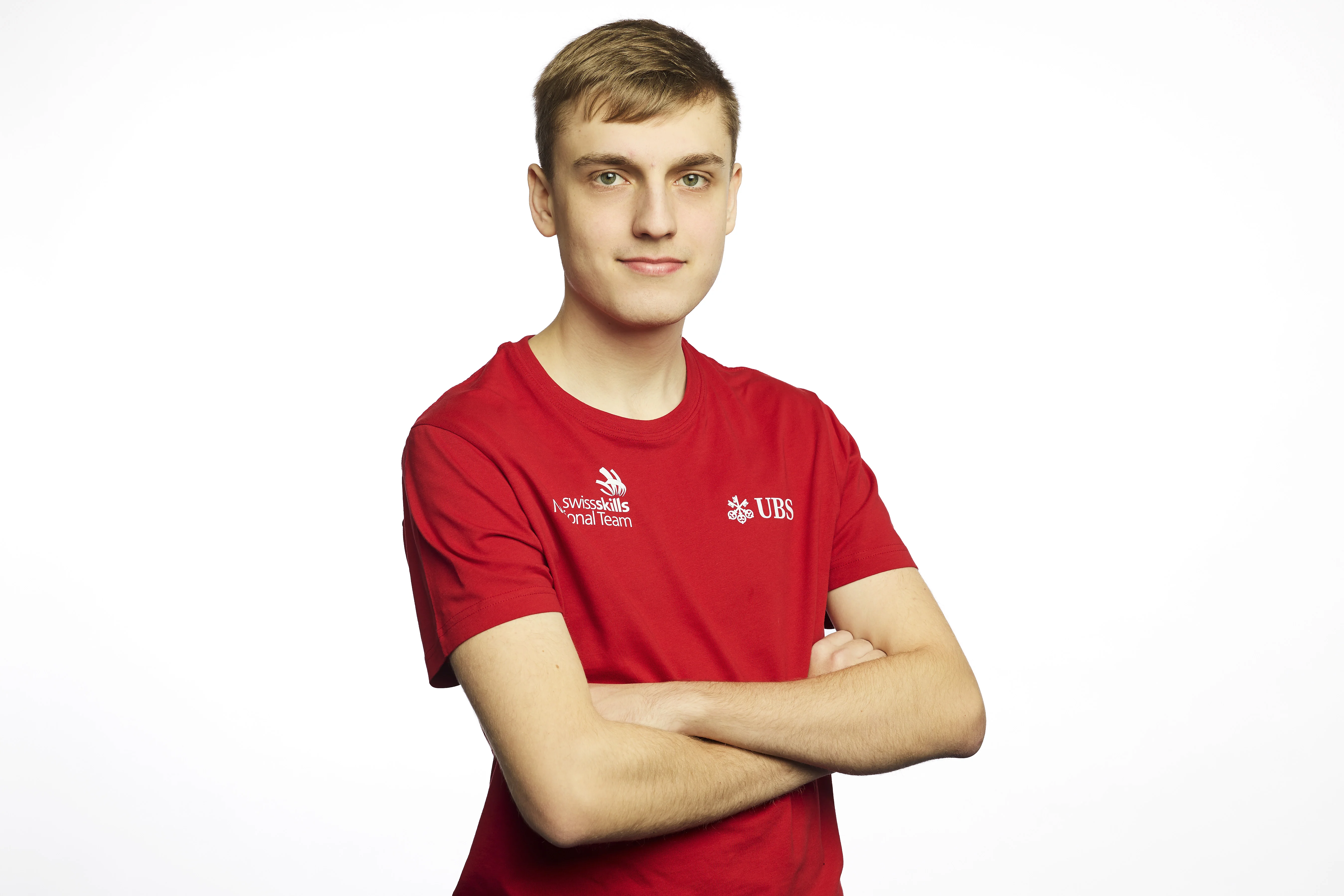 William Wigginton posiert im Triktot des Schweizer Nationalteams für die WorldSkills.