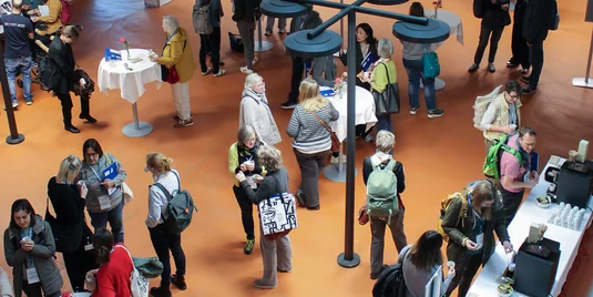 Bild vergrössern: Kaffeeoause und Networking im Foyer
