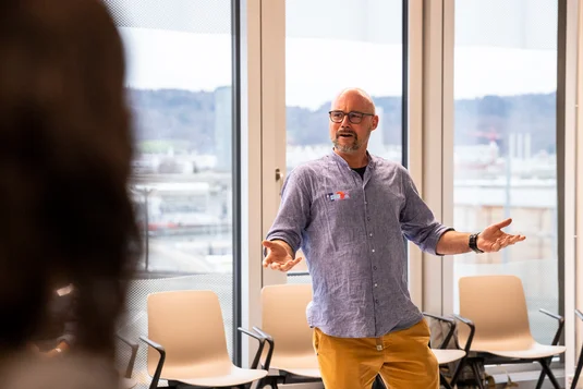 Bild vergrössern: Ein Workshop-Teilnehmer beteiligt sich stehend an einer Diskussion