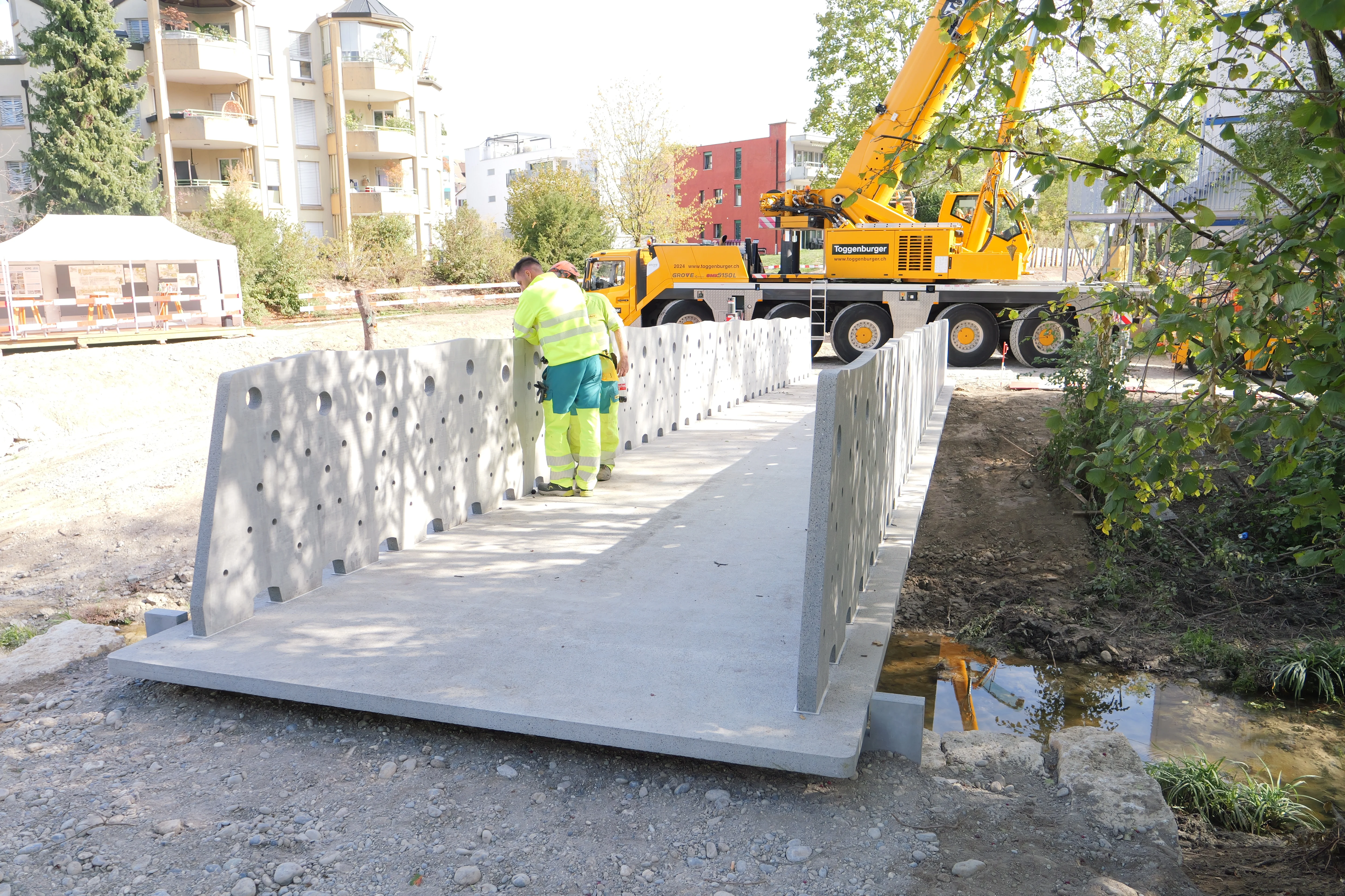 Versetzte Fussgänger- und Radwegbrücke CPC Optima
