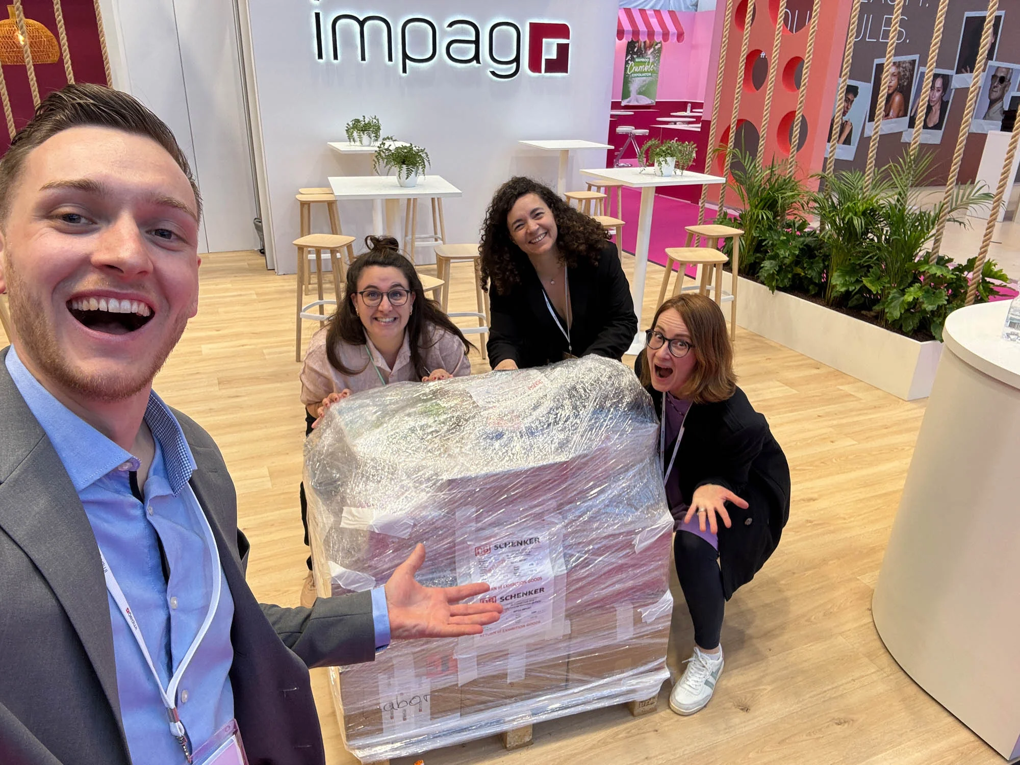 Carolina Duran mit ihrem Team nach einer gelungenen InCosmetics-Messe 2025 in Amsterdam.