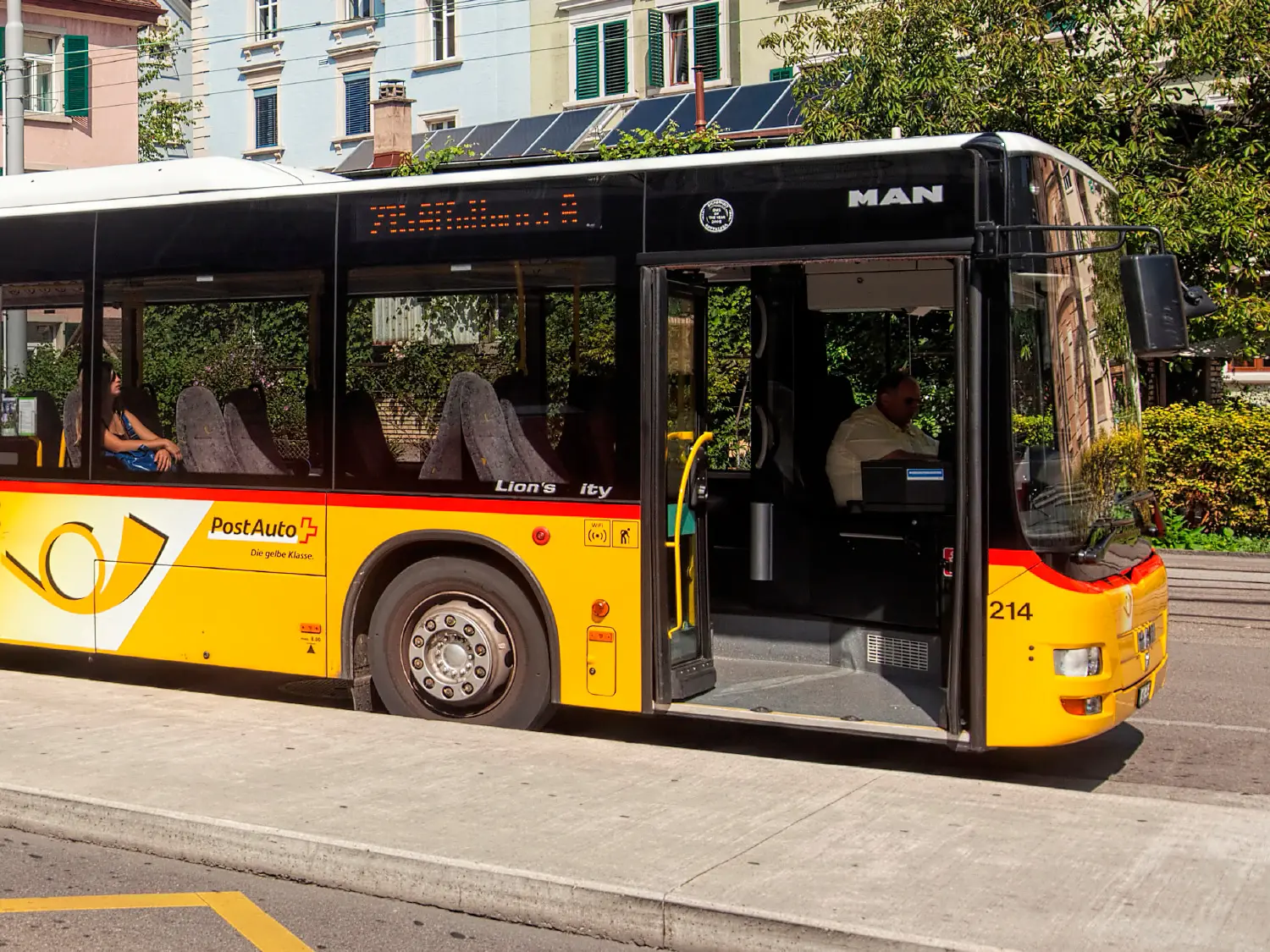PostAuto bietet als Zubringer Verbindungen zum Schienennetz.