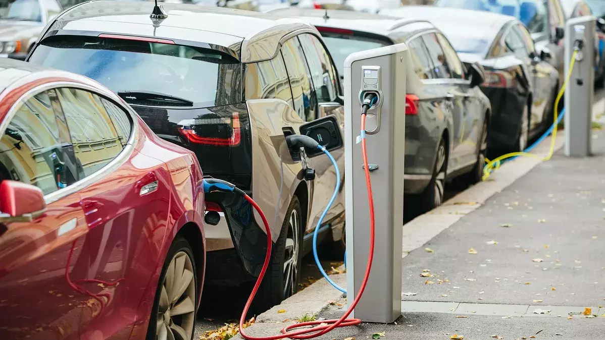 E-Mobil steht auf dem Parkplatz und wird an einer Ladestation aufgeladen.