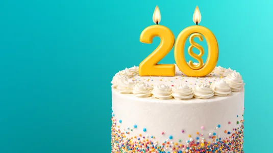 Kuchen mit Kerzen die eine 20 darstellen