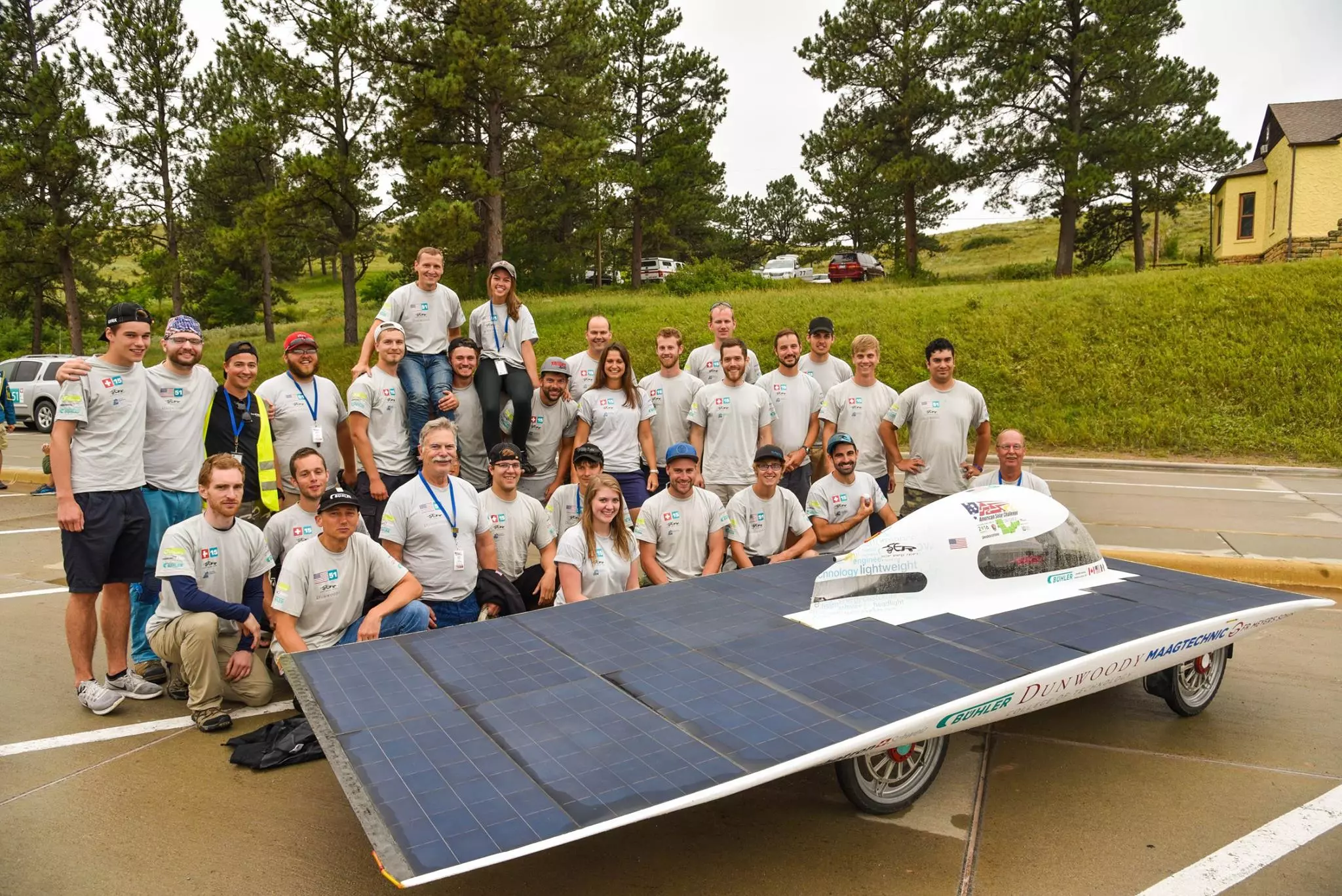 Die Maschinentechnik-Absolventen Michael Senn (6. von rechts) und Raphael Walker (11. von rechts) unterstützten die Solar Energy Racers bei der American Solar Challenge.